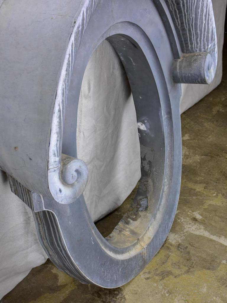 Large 19th Century Oeil de boeuf window frame 35" x 43¼"