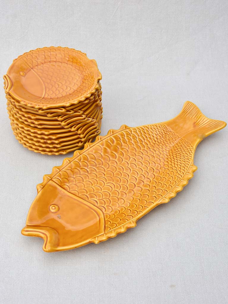 Mid-century French seafood service with orange glaze - 12 plates 1 platter