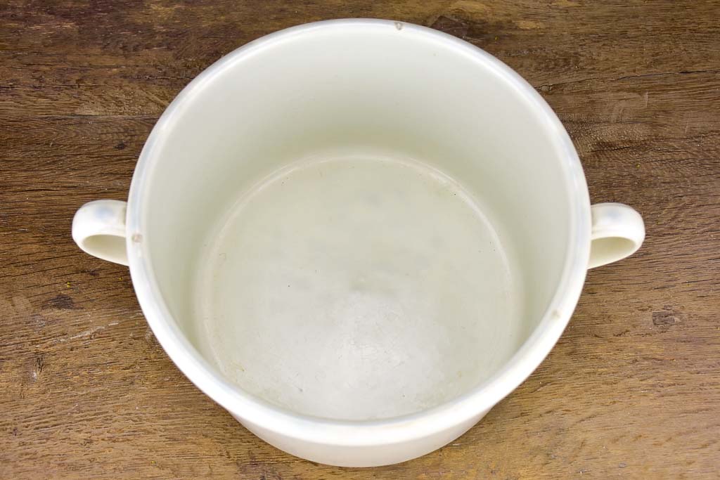Broad French kitchen bowl / pot with handles 6"