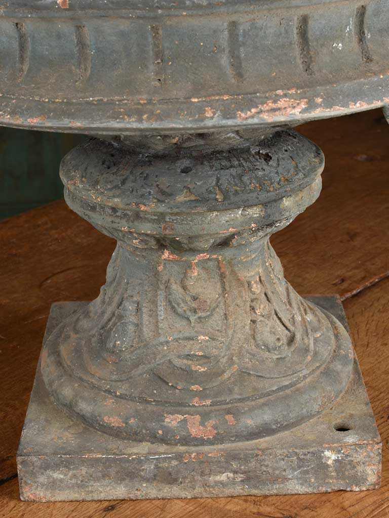 Medici urn, cast-iron, 19th-century with chimera