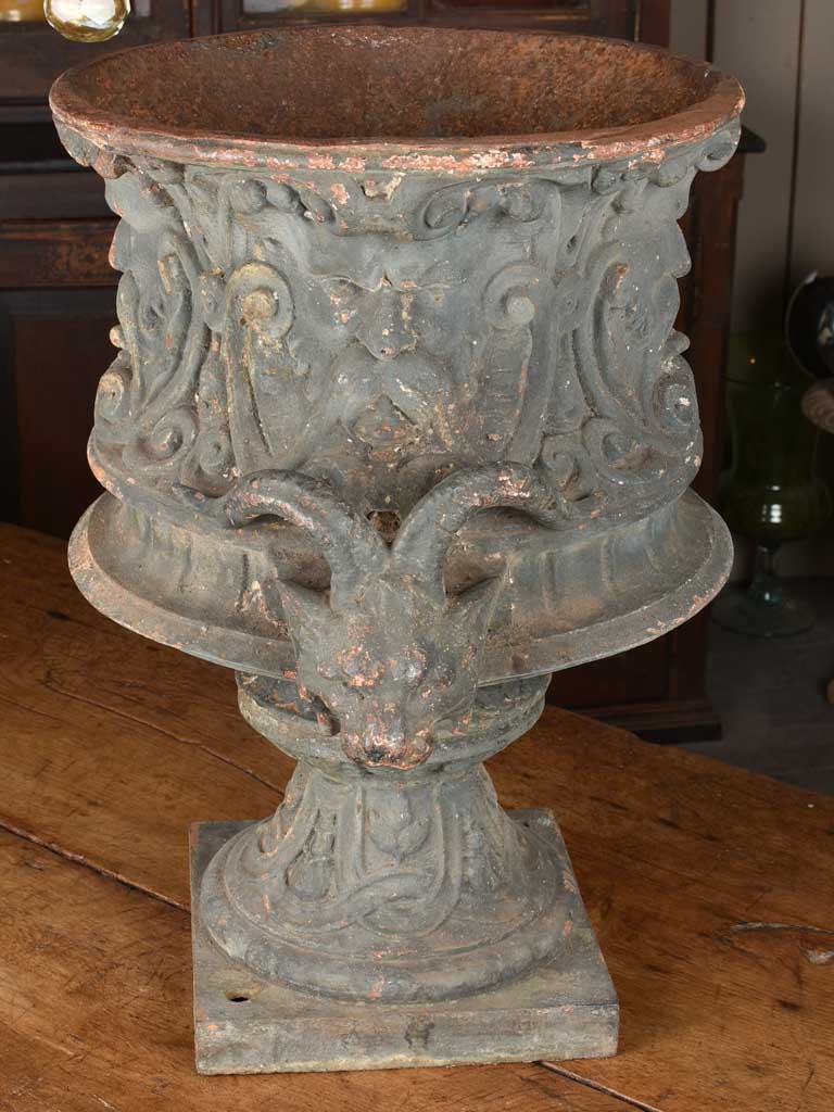 Medici urn, cast-iron, 19th-century with chimera