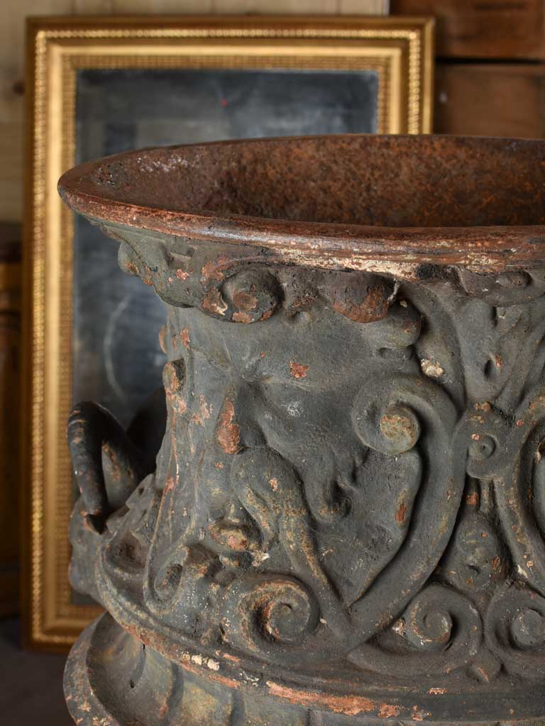 Medici urn, cast-iron, 19th-century with chimera