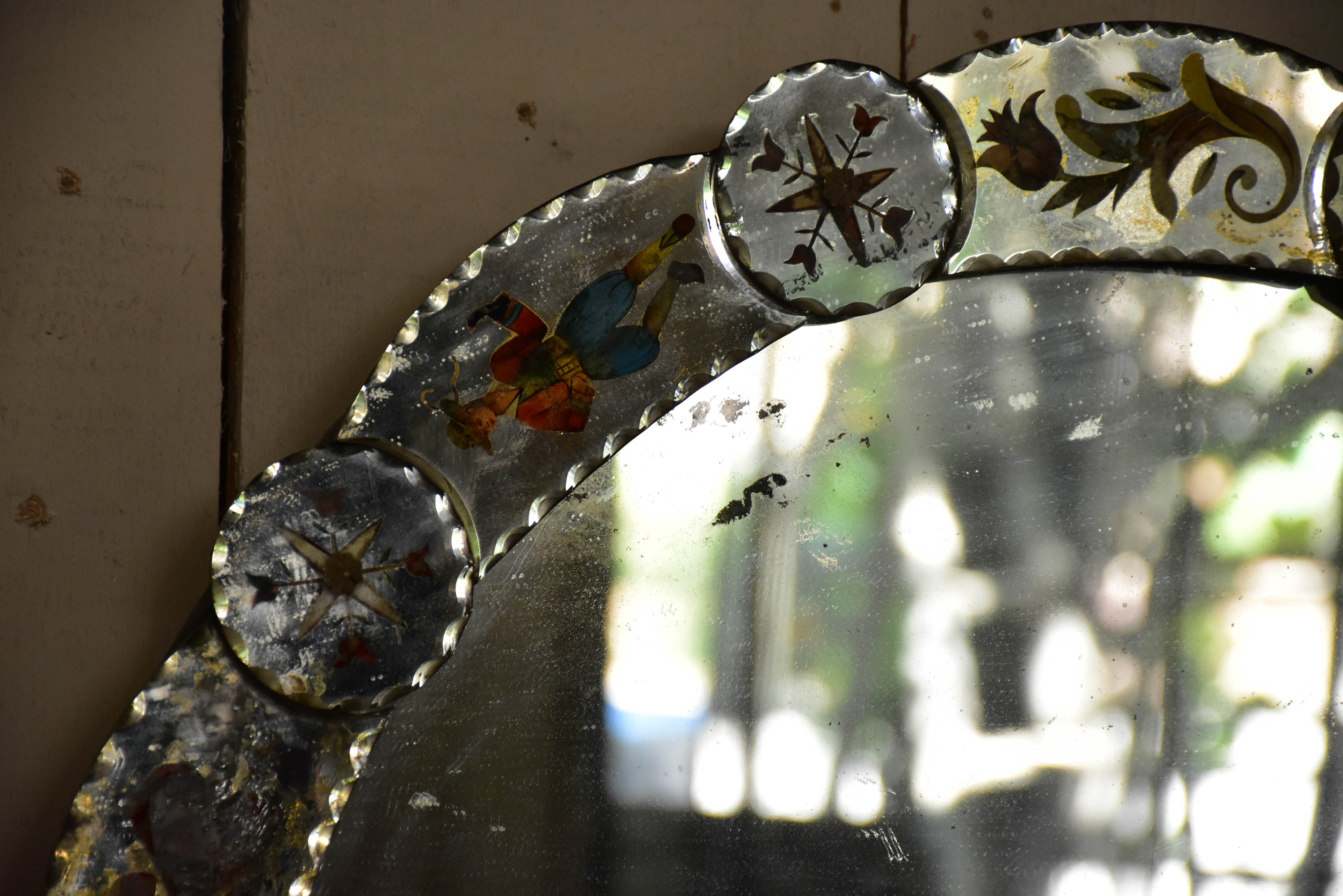 Round art pauvre venetian mirror