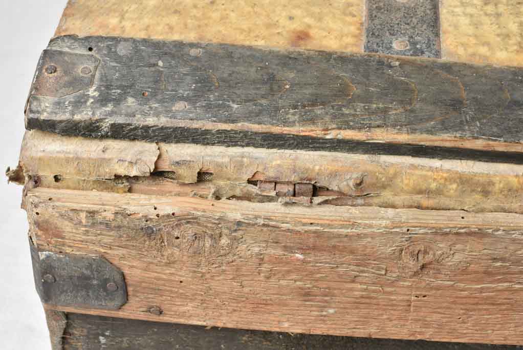 Rustic velum storage trunk - 18th century 33¾"