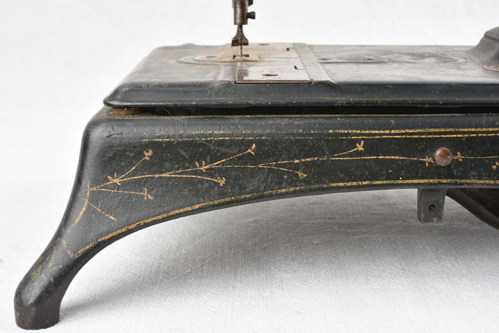 19th century Sewing Machine (Hurtu)