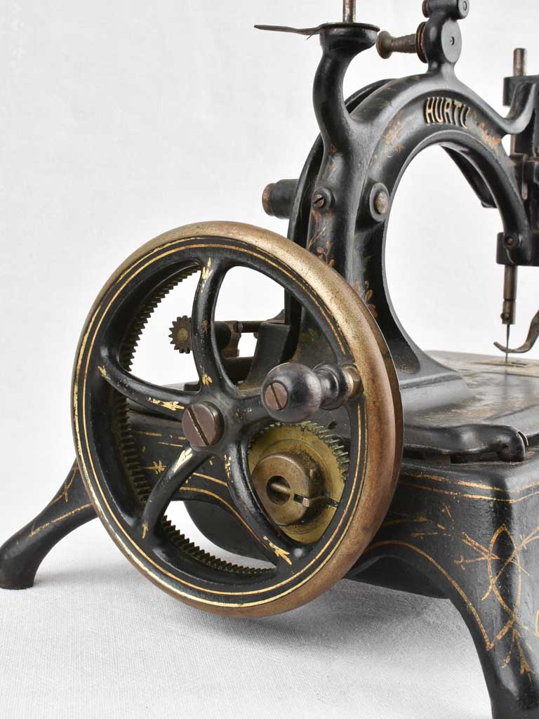 19th century Sewing Machine (Hurtu)