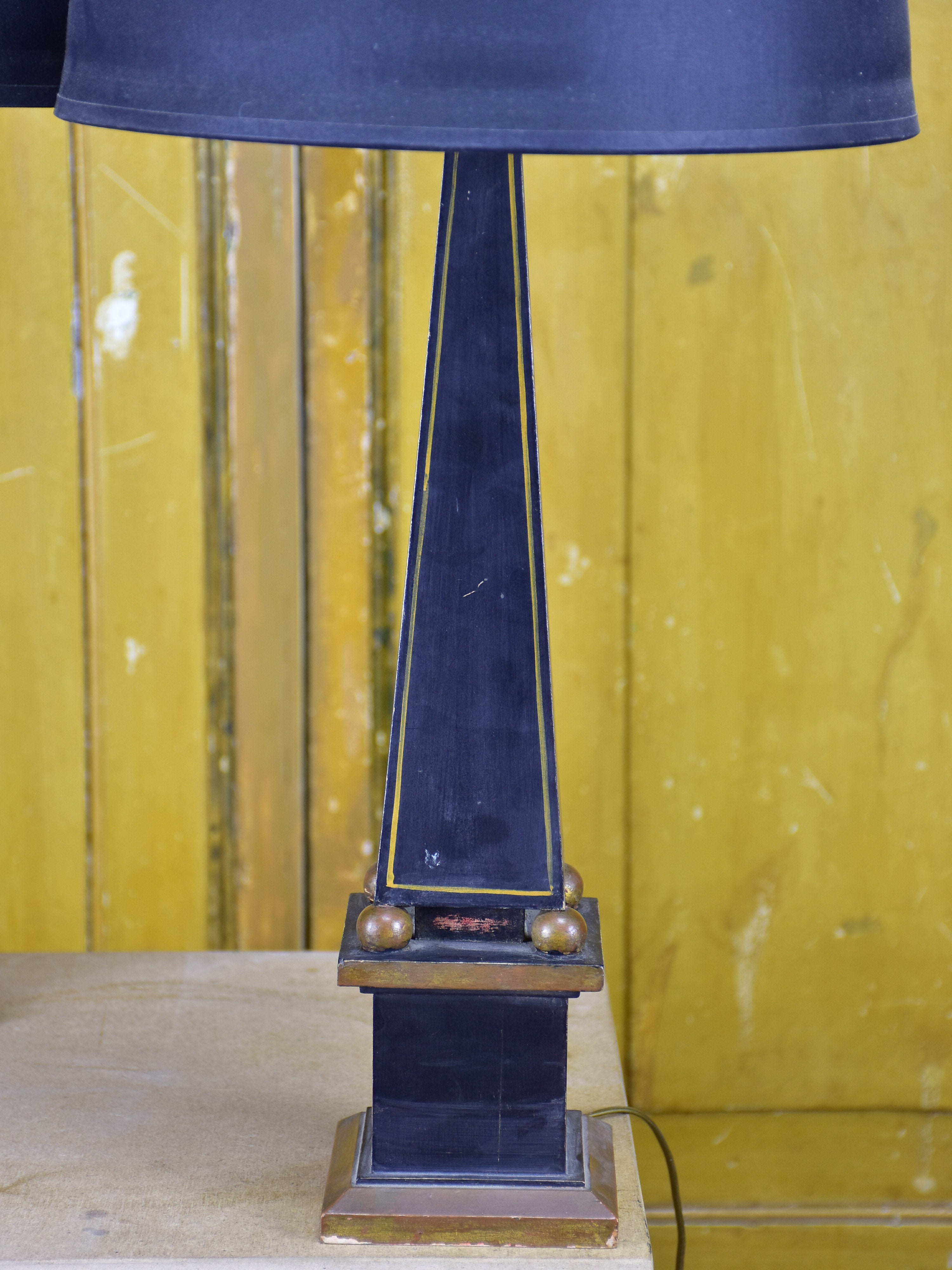 Pair of table lamps with obelisk bases