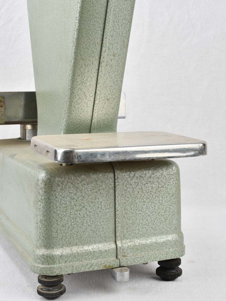 Iron Testut scales from 1950s