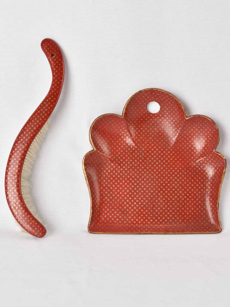 Old-world charm, red crumber set