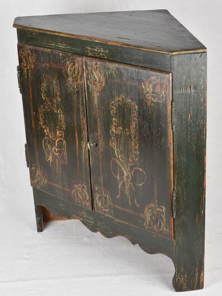 Corner cabinet, 18th-century, 35½"