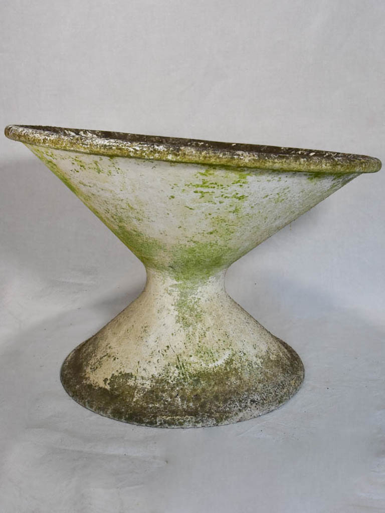 Pair of Willy Guhl tilted diabolo planters 24¾"