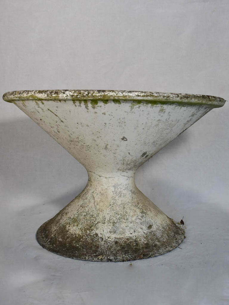 Pair of Willy Guhl tilted diabolo planters 24¾"