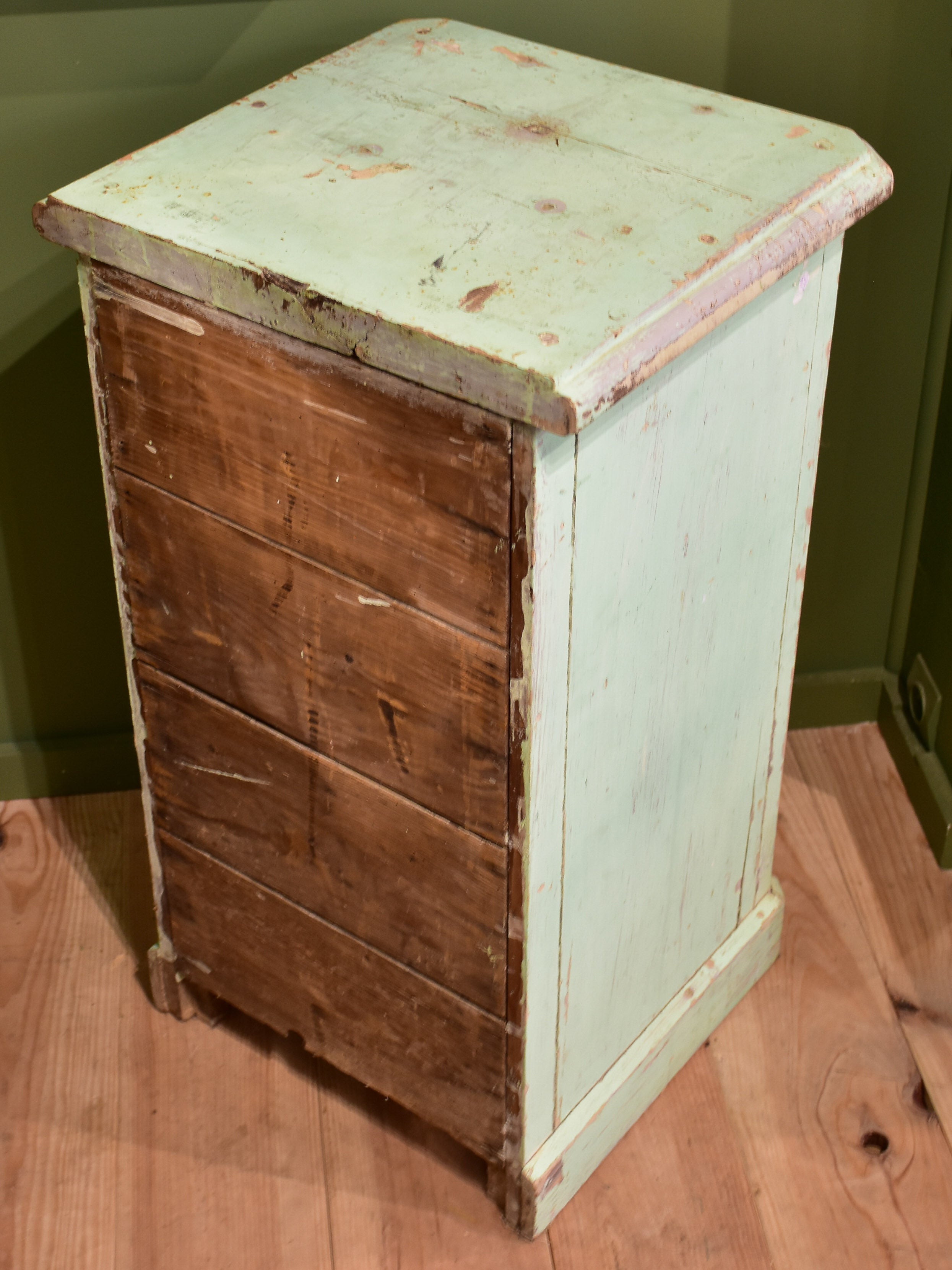 Set of small merchant's drawers with green patina