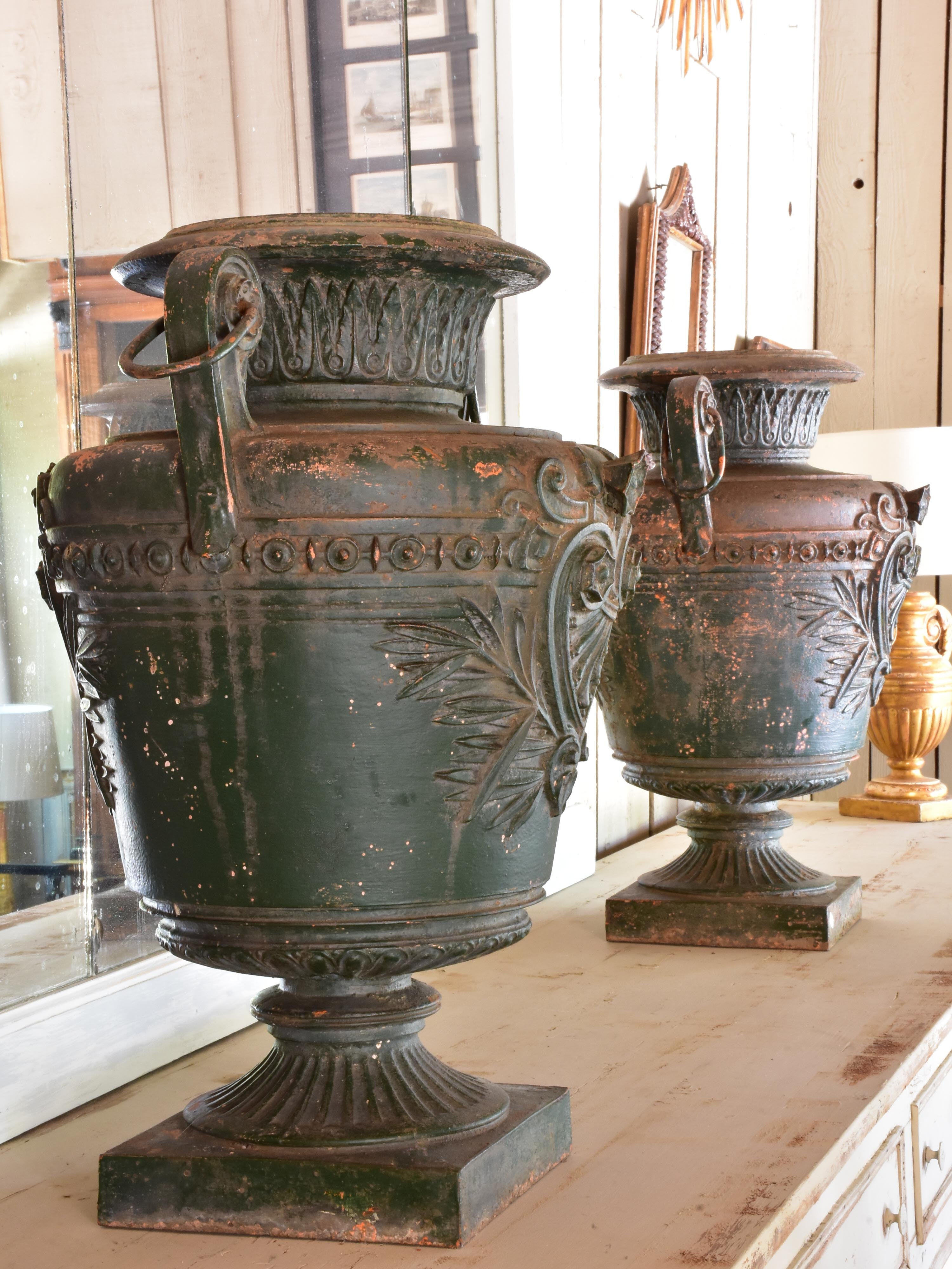 Pair of large cast iron French marriage urns - Directoire