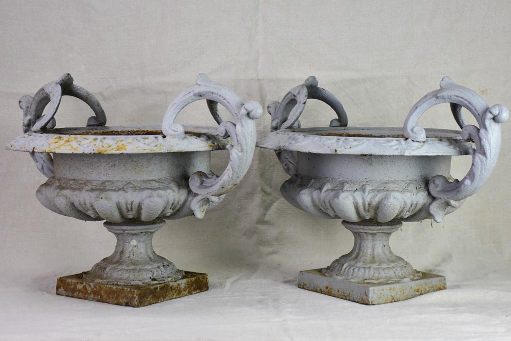 ONE cast iron Medici urn with gray painted finish 17¾"