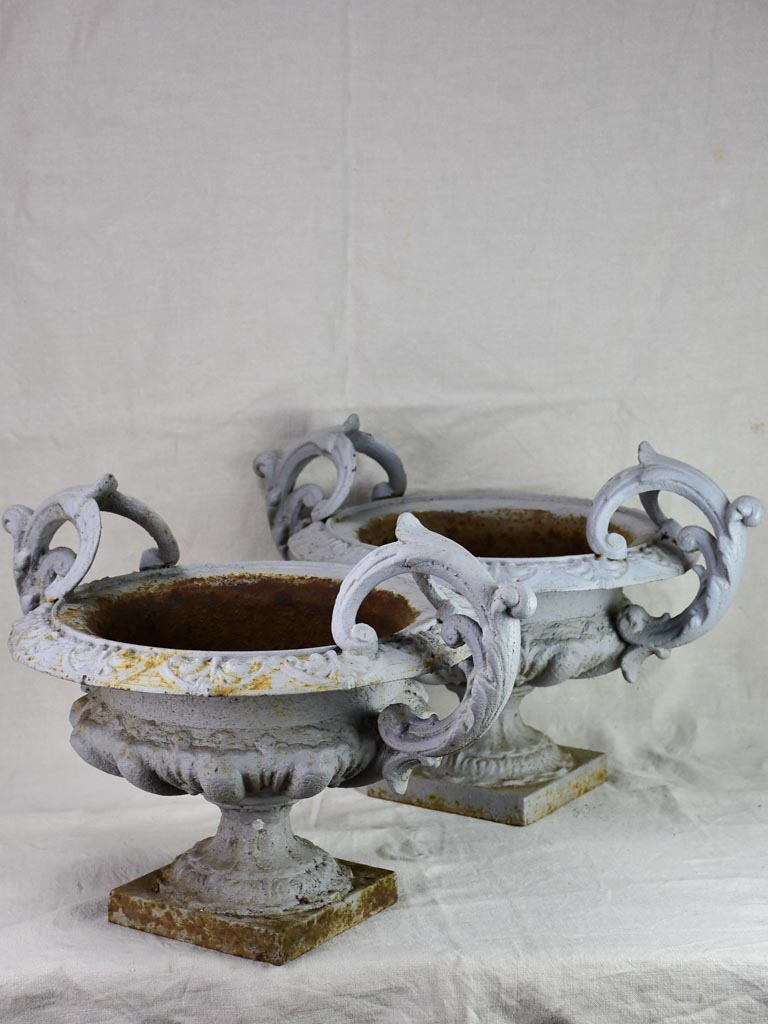 ONE cast iron Medici urn with gray painted finish 17¾"