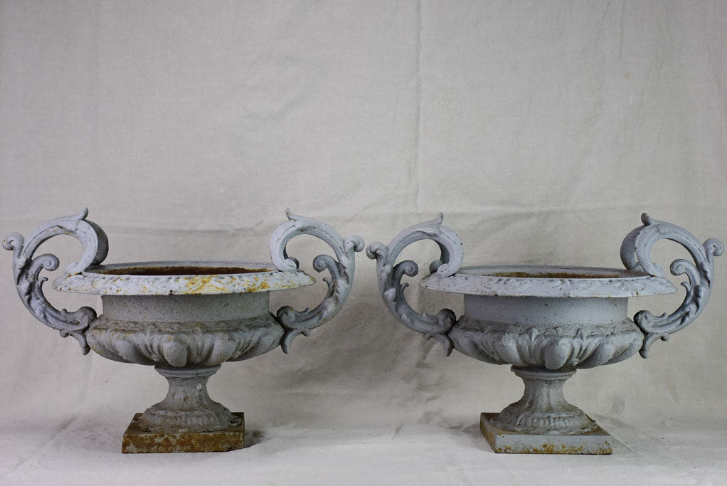 ONE cast iron Medici urn with gray painted finish 17¾"