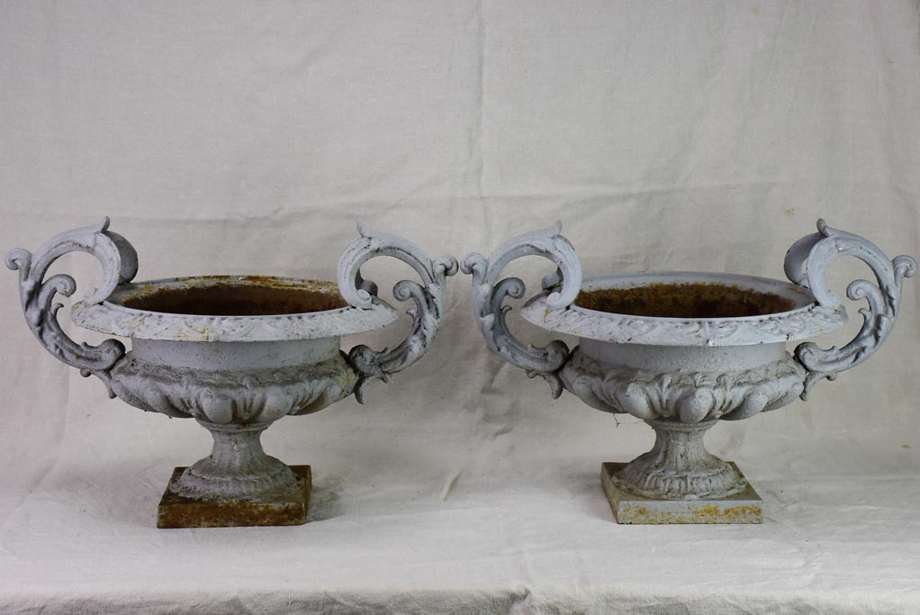 ONE cast iron Medici urn with gray painted finish 17¾"