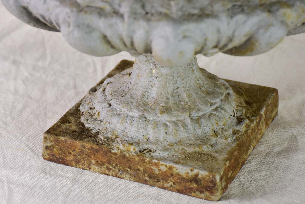 ONE cast iron Medici urn with gray painted finish 17¾"