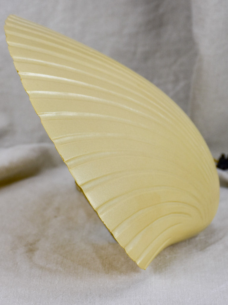 Weathered plastic seashell decorative lamp