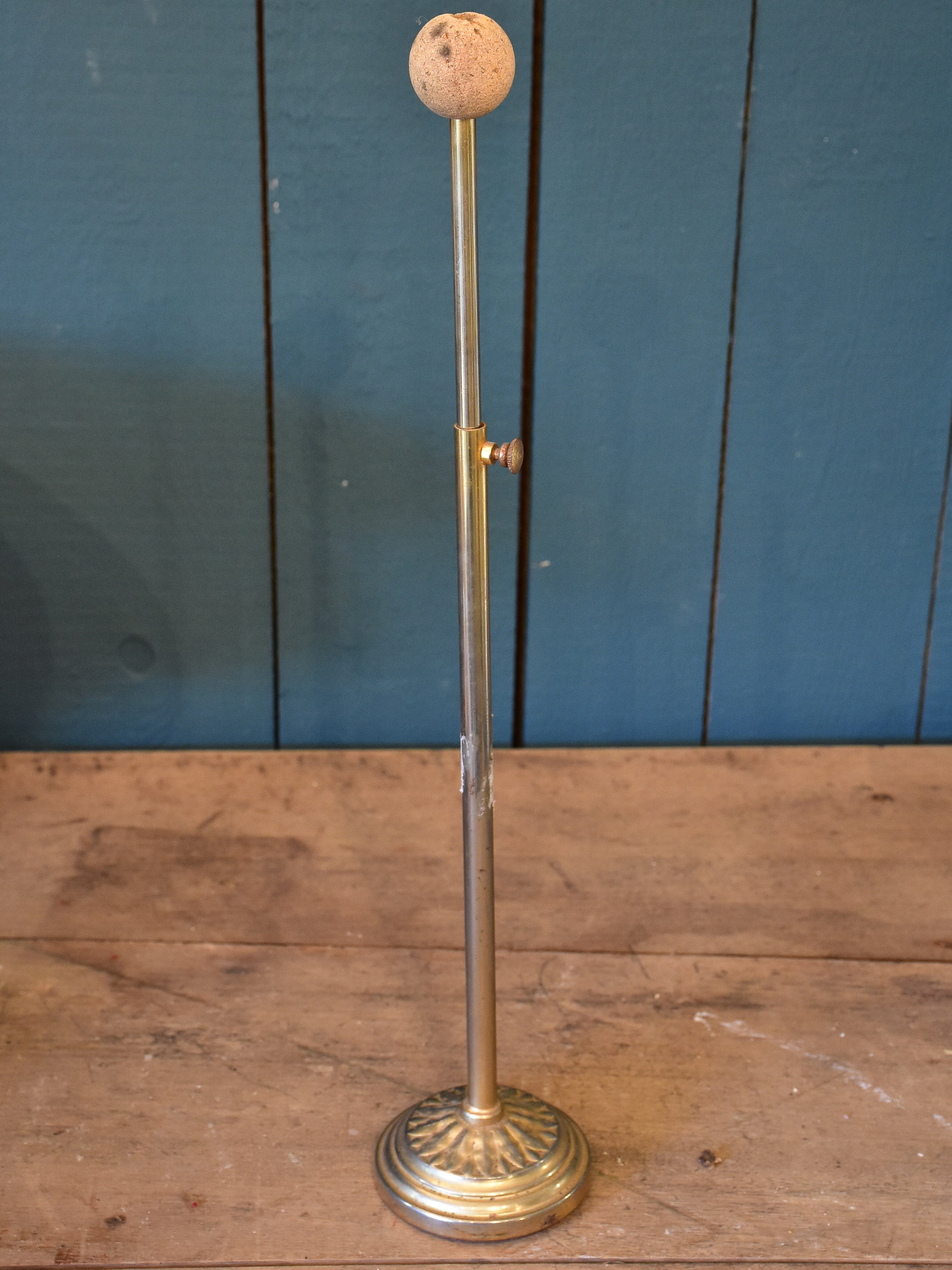 Theatre hat with stand from the Opéra de Pékin