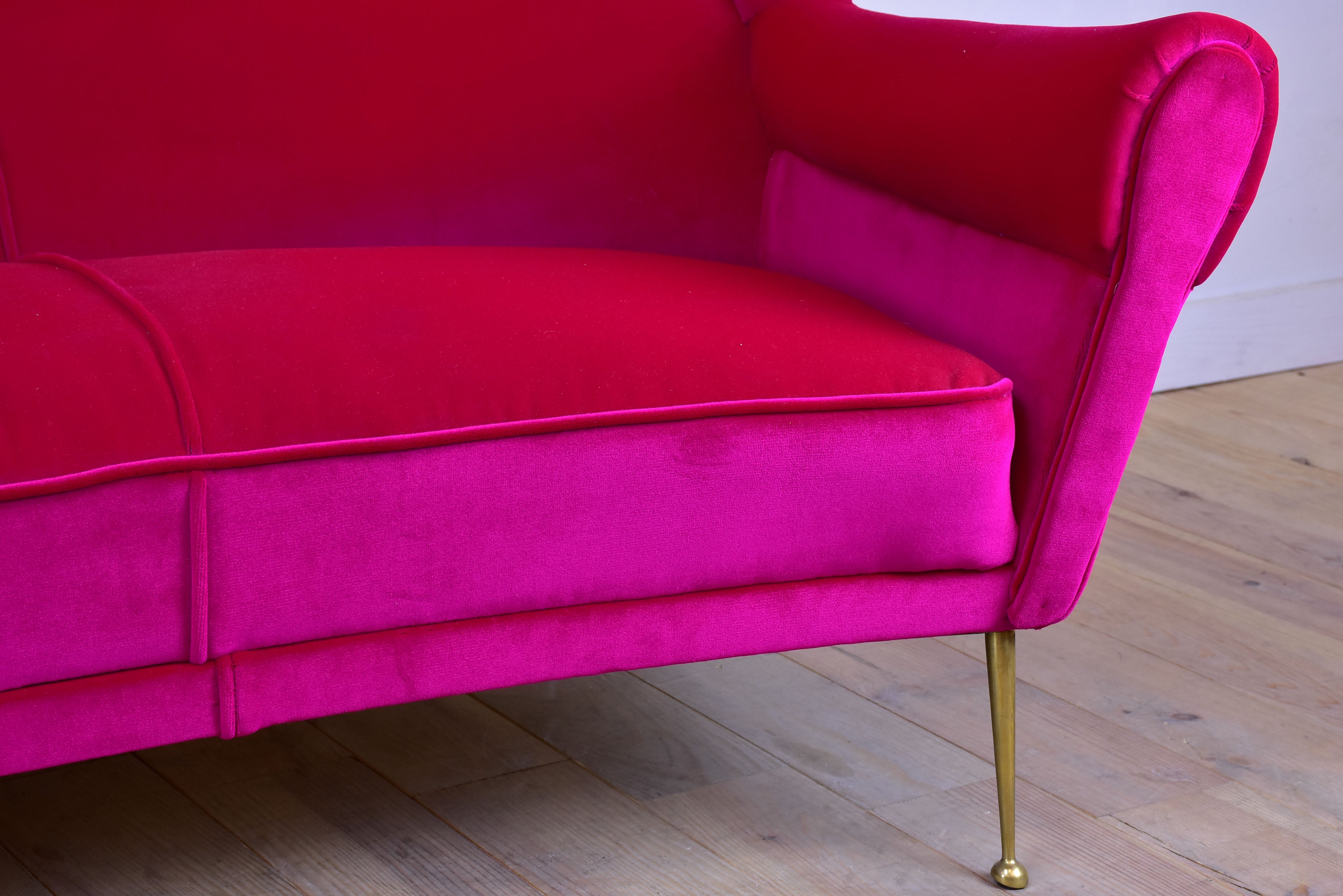 Vintage Italian sofa from the 1950's with fuchsia velvet upholstery