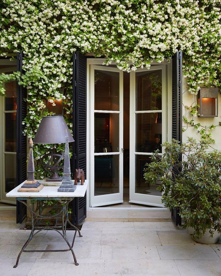 At Home with Isabel López-Quesada. An intimate invitation to the fresh homes of an international Interior Designer