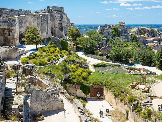 Defend yourself in the medieval fortress of Les Baux-de-Provence