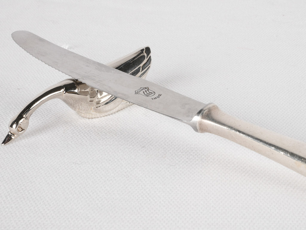 Unique feeding swan knife placeholders