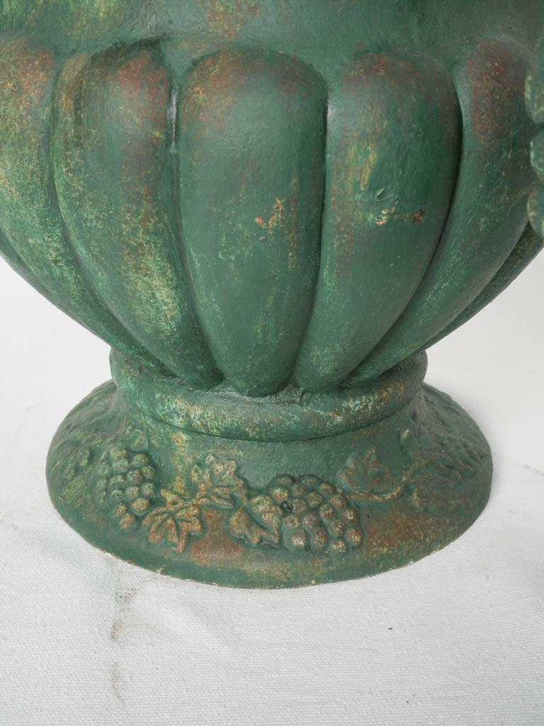 Distinctive circular base iron planters  