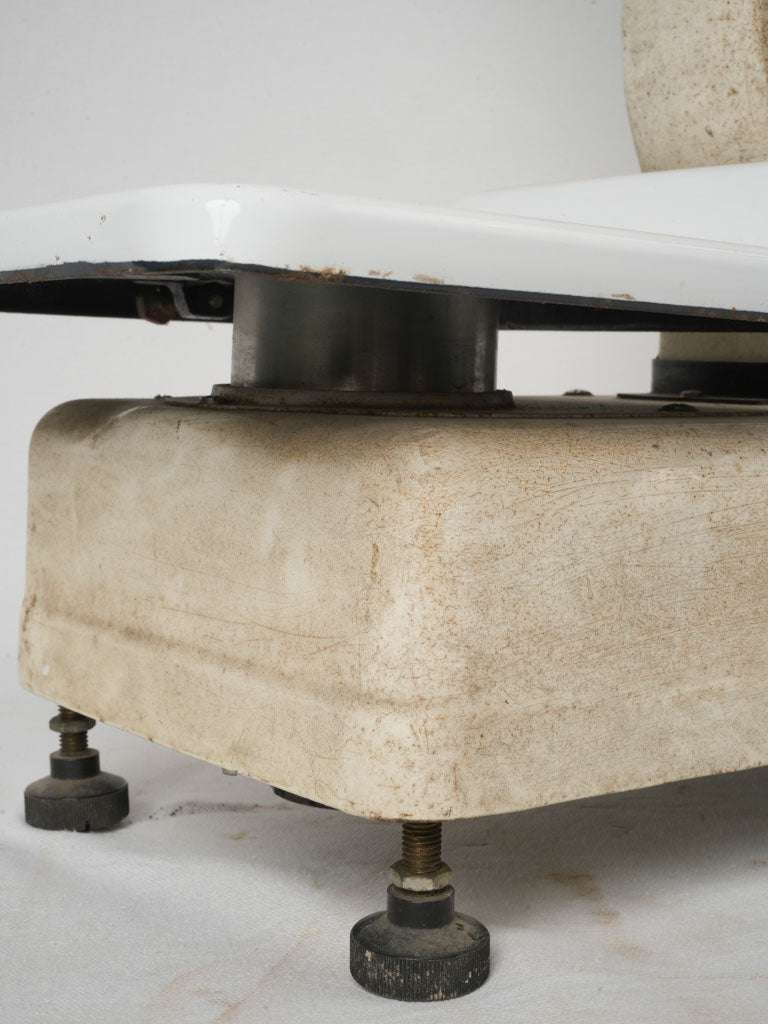 Nostalgic enamel finish scale