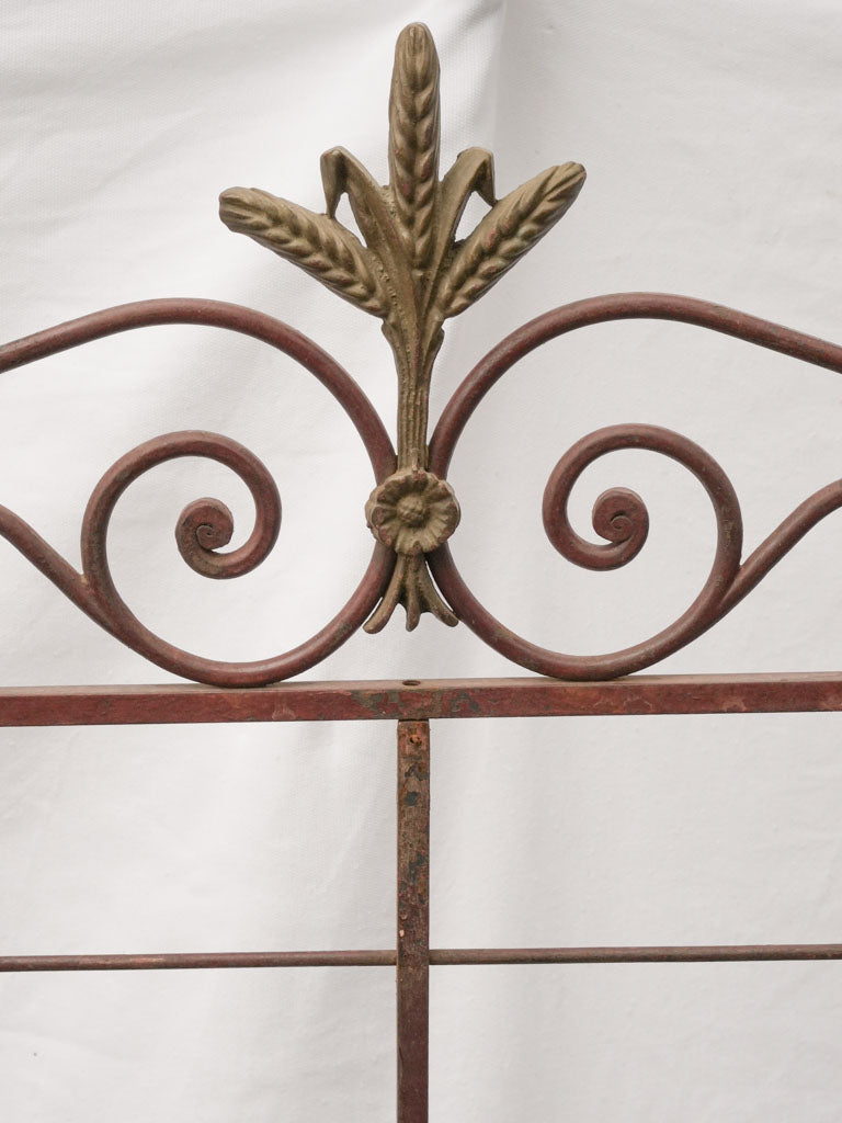 Intricate Belle Époque style shelf