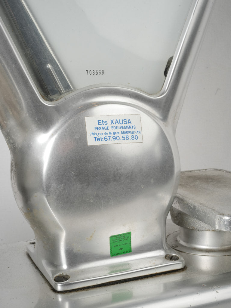 Classic aluminum trade scale décor