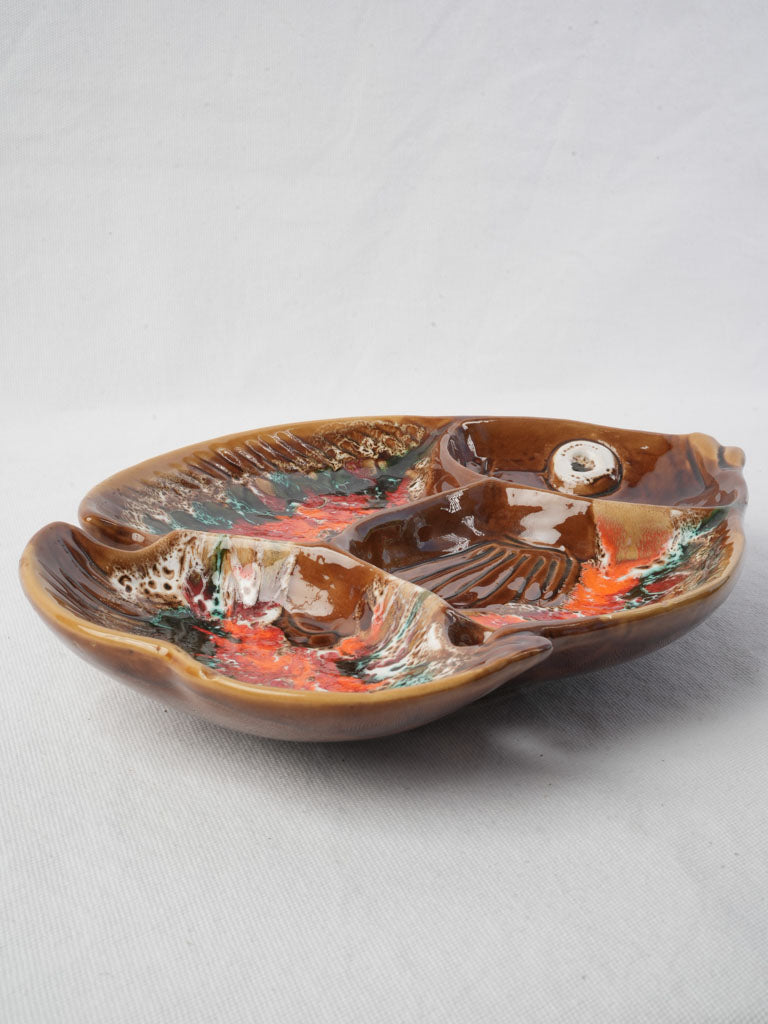 Glossy brown-coral-green apéritif plate