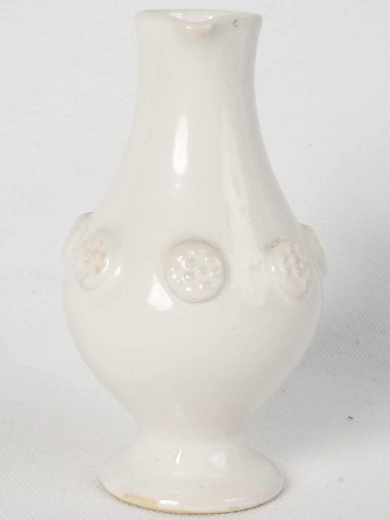 Understated floral motif soliflore
