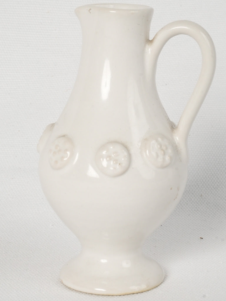 Refined minimalist creamer vessel