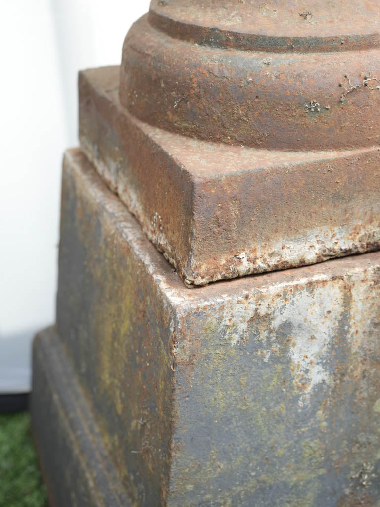 Classic flared-rim Medici planter  