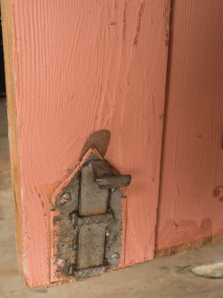 Textured wire-mesh doors cabinet