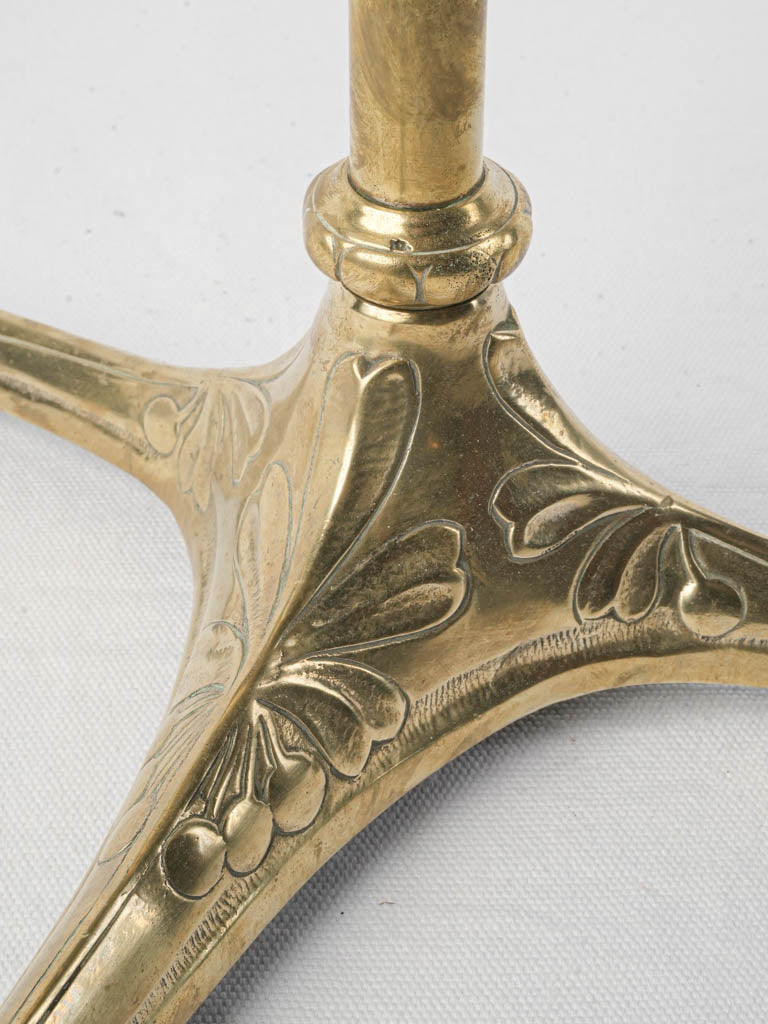 Elegant tri-foot jewelry holder