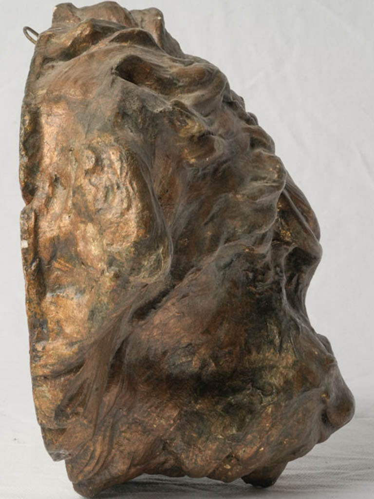 Watchful characterful wall accent  