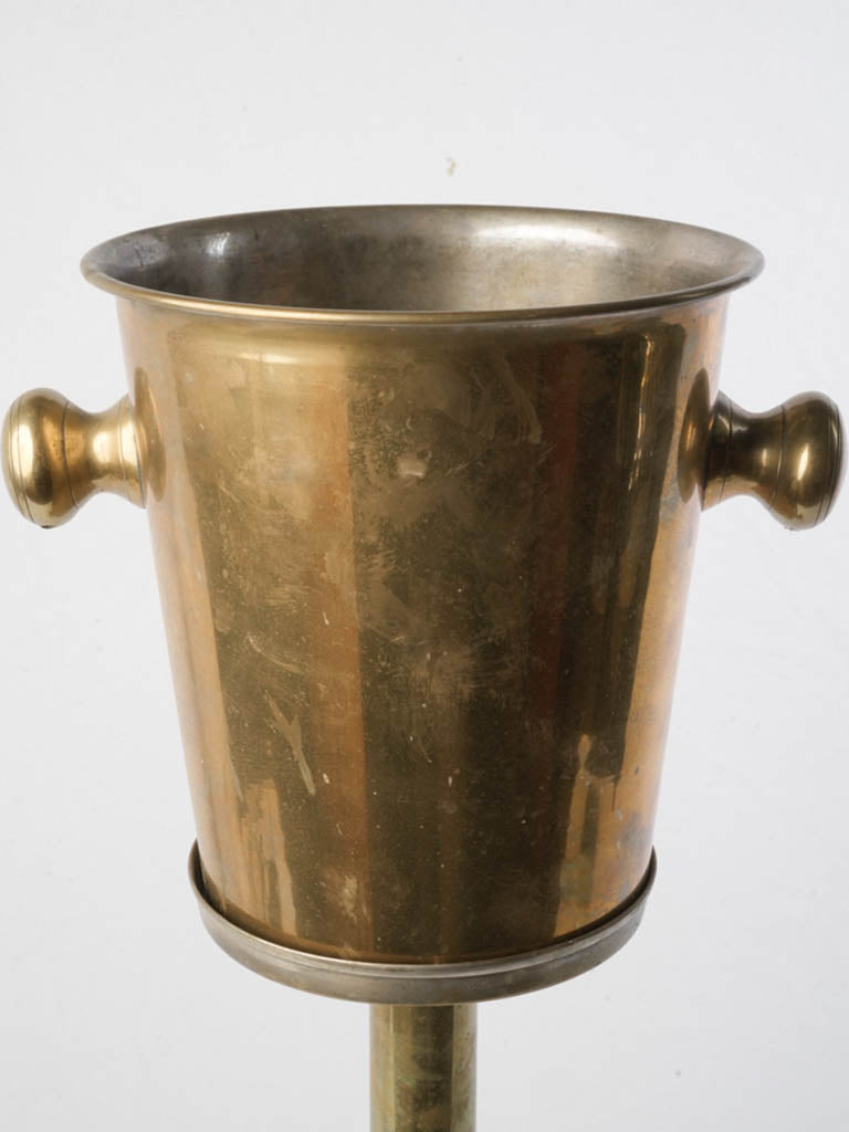 Retro streamlined knob-handle cooler  