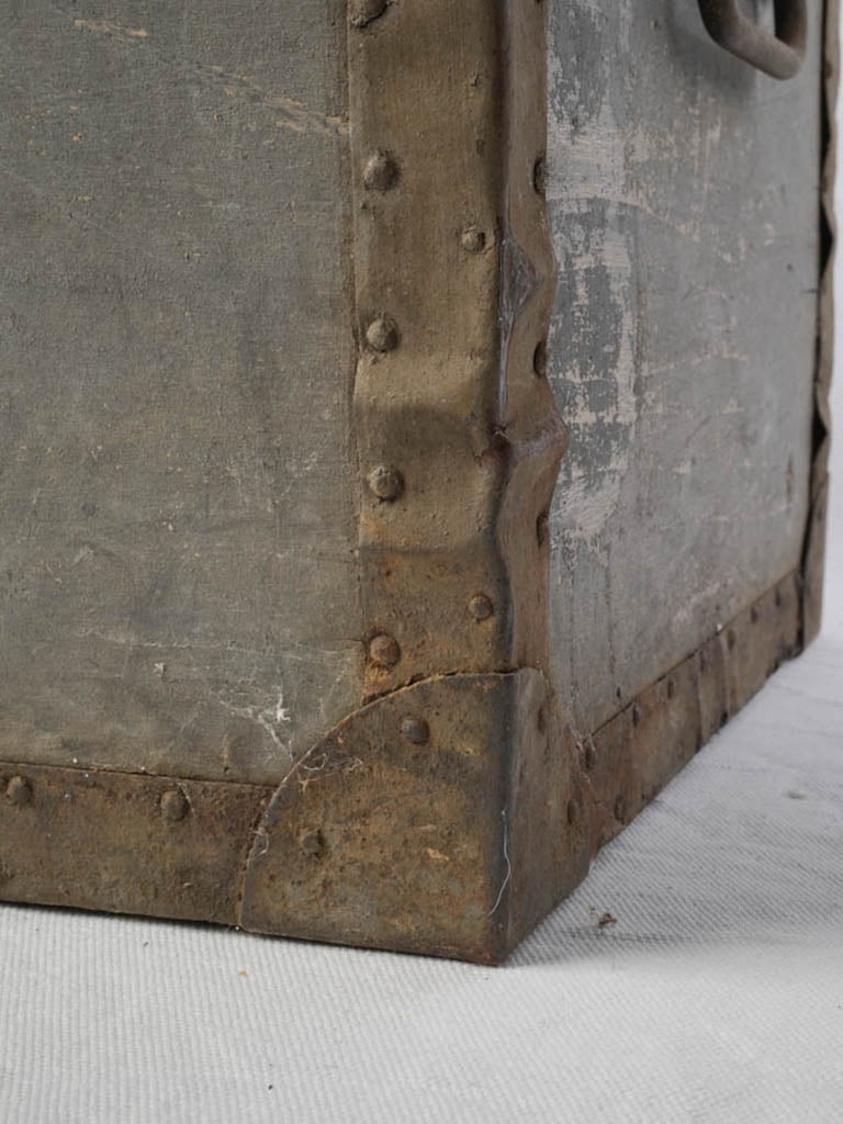 Reinforced corners storage trunk  