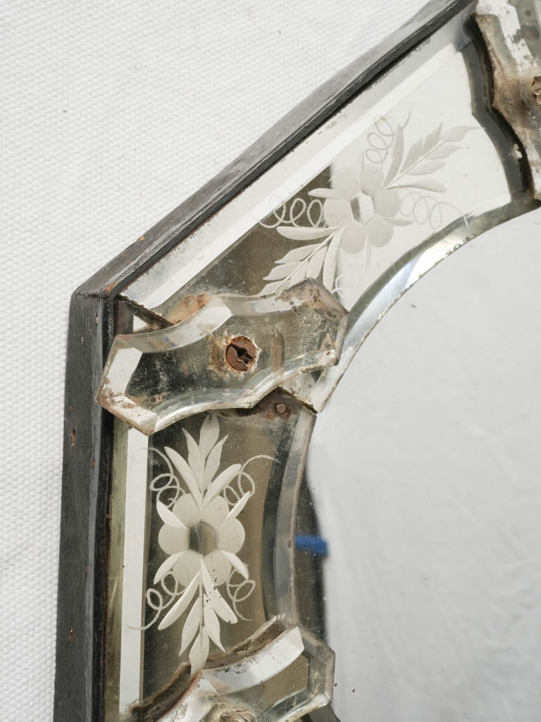 Graceful oval mirror, refined elegance