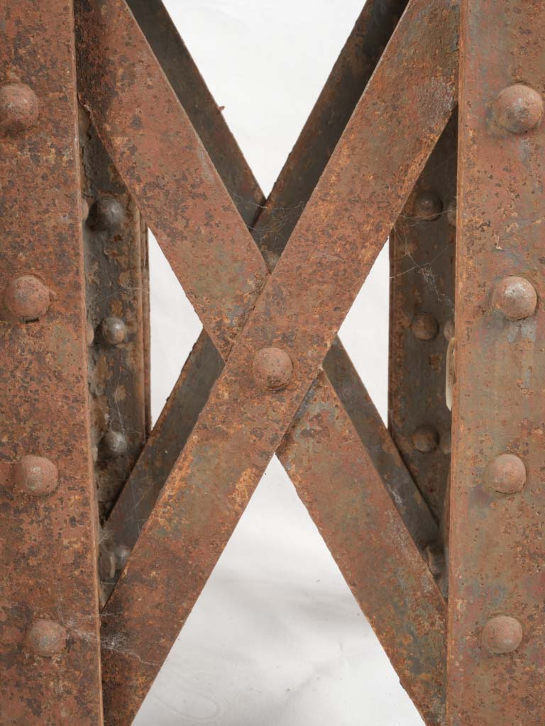 Riveted upright furnishings 