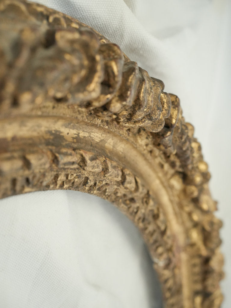 Elegant romantic oval decor piece