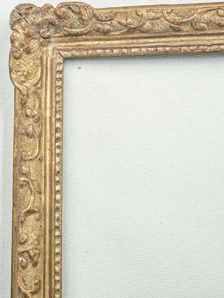 Refined historical wall decor piece