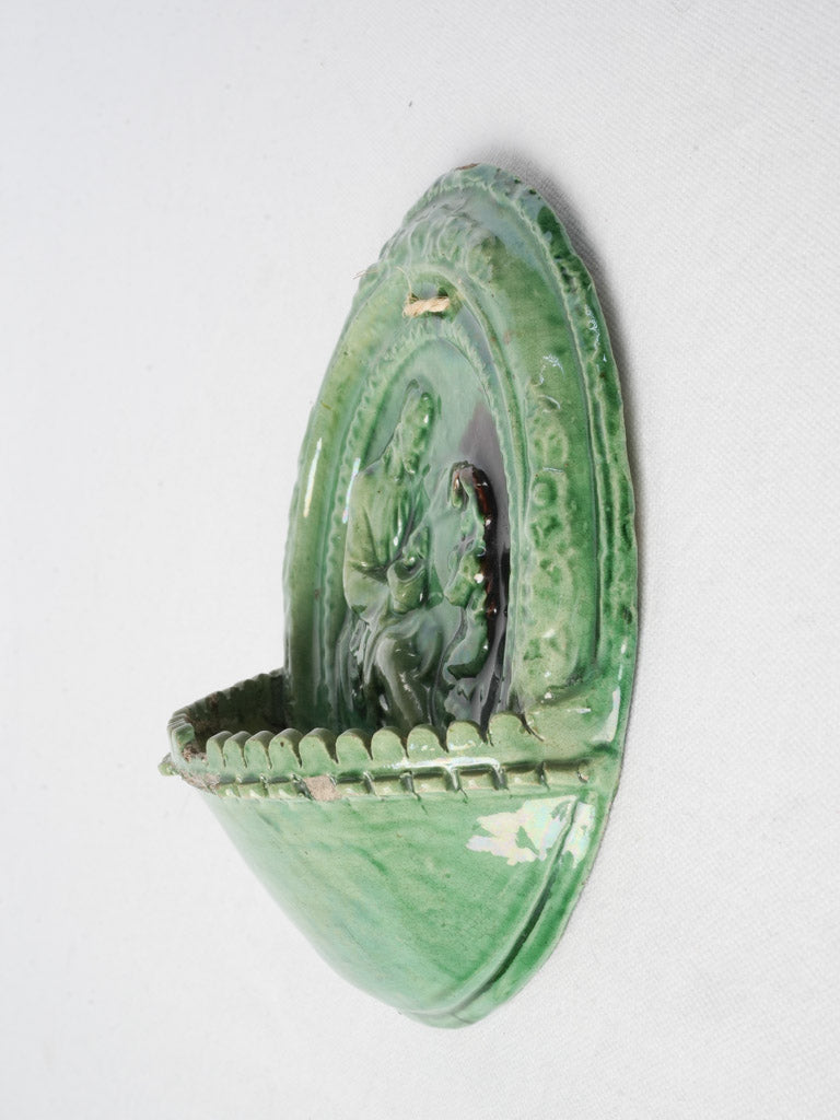 Decorative scalloped edge benitier