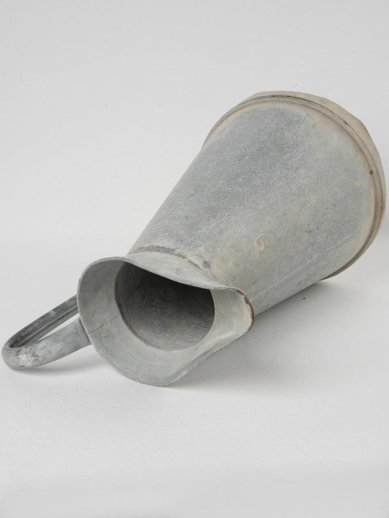 Vintage, durable Provençal zinc vessel