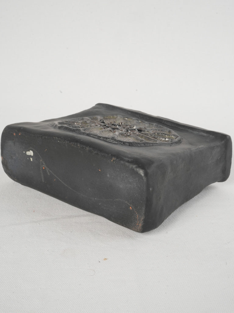 Striking black decorative vase  