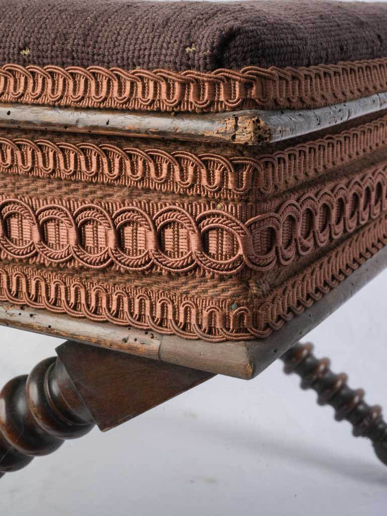 Luxurious russet-trimmed square seat  